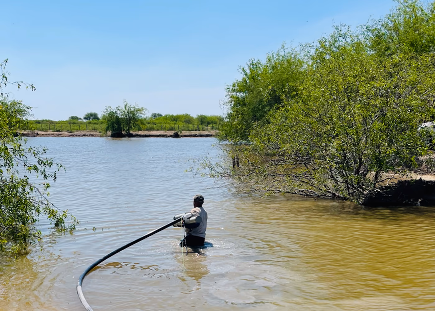 Trabajo de bombeo y operación rural en el campo paraguayo